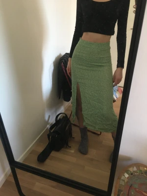Blommig kjol - Jättesöt grön kjol med blommor på och en slits. Från h&m. Asfin att ha på sommaren till det mesta!❤️❤️❤️💝