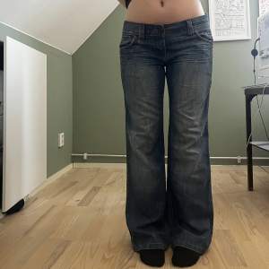 Superfina blå raka lågmidjade jeans!! Innerbenslängd: 78 cm midjemått: 92 cm  Jag på bilden är 160 cm! Skriv om du har fler frågor💕