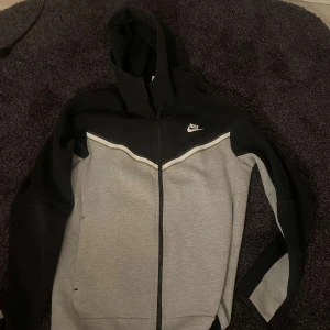 Nike tech - Ny Nike tech, knappt använd, inga fläckar. Kom privat för fler bilder 