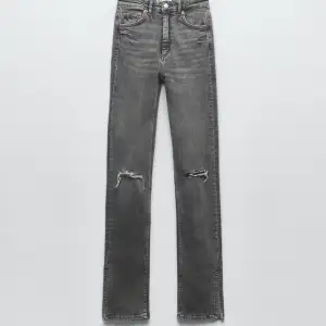 Säljer mina helt nya zara jeans beställde i fel storlek så säljer dem hör istället❤️ jätte fina byxor med hål vid knäna och slits ner till! Skriv vid frågor eller annat. Ny pris 360 och jag säljer dem för 250❤️