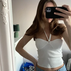 Vitt halterneck linne - Vitt halternecklinne från Gina Tricot i strl S❣️Nyskick🌼