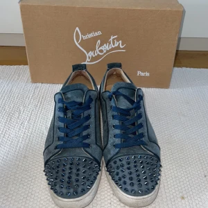 Christian louboutin  - Säljer mina loubs Size 42 som är i hyfsat bra cond, 7-8/10. Använda ett tag så common vare. Box medföljer Finns i täby/Stockholm men kan även fraktas där köparen står den delen :)