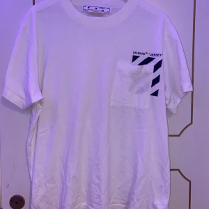Off white t-shirt  - Äkta off white t-shirt o storlek L. Köpt för nästan 2 år sen men är i princip perfekt skick. Köpt för 3999kr. Fler bilder vid intresse