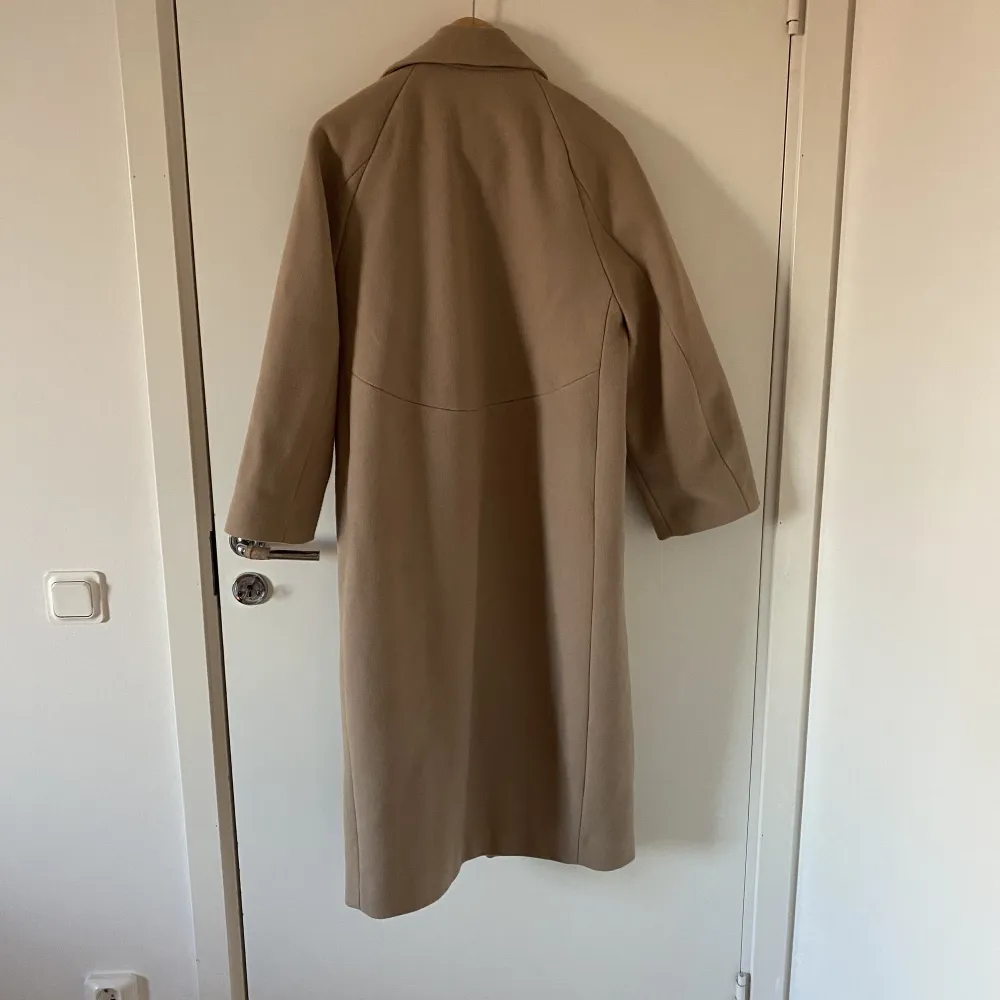 Jättefin Beige kappa från H&M i storlek XS🤍Använd ett par gånger bara så den är i väldigt bra skick!. Jackor.