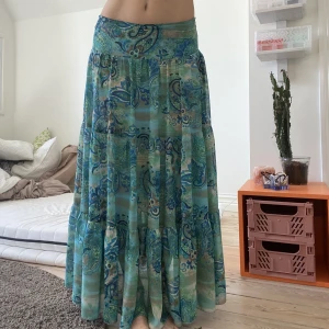 Bohokjol  - Blå/grön bohokjol i storlek M. Maxikjol. Märke orsey.