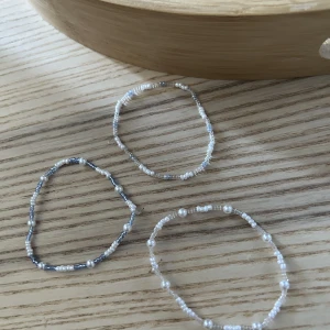 Fina armband till sommaren, 50kr styck med hemleverans  - Fina somriga armband med elastisk tråd. De 3 varianter på bilden finns, 60kr styck 