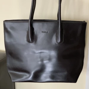 Furla Väska Fint skick Vintage - Säljer en Furla väska i fint skick. Har knappt använts. Vintage