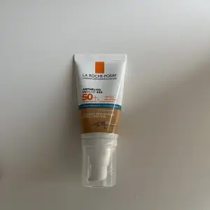 Tinted SPf från la Roche posay. Har endast testat den, men färgen matchade nt mig helt🫶🏼