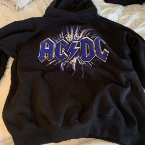 Hoodie - Oversized fit. både jag och min kille har haft denna som favorit tröja så passar båda könen. 