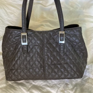 Stor brun väska - En jätte fin väska i brun färg som får plattsed en dator och mycket mer. 