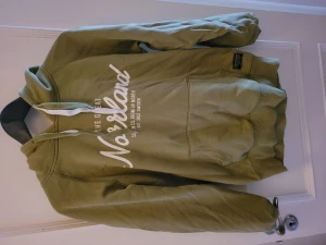 Hoodie - Storlek: small Skick: nyskick/använt skick Nypris ≈ 900kr  Inget defekt. Legat i garderoben sista året satt en aning skrynklig.