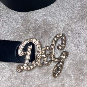 Dolce o Gabbana bälte  Vintage men bra skick  Feta diamanter som glänser schyst i ljuset 