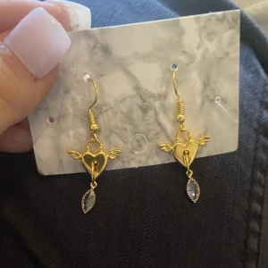 Egengjorda örhängen  - Superfina egengjorda örhängen med ett lås samt en diamant❤️❤️99kr för två st 