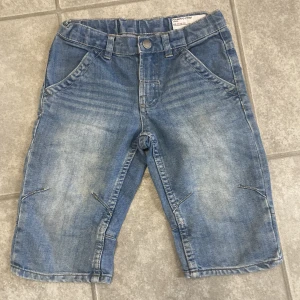 Jeansshorts - Jeansshorts från Polarn & Pyret, i storlek 128. Använt men fortfarande i bra skick! Kontakta för frågor.