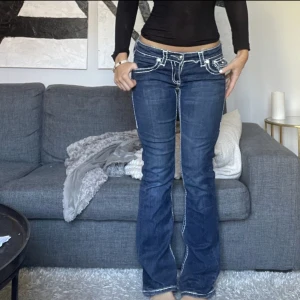 Lågmidjade jeans - !INTRESEKOLL! Lägger nu ut dessa jeans💕 Midjemåttet är ca 78 cm, innerbernslängden 80 cm Vet ej om de är äkta då de är köpt second hand