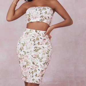 Blommigt set - Topp och kjol , använda 1 gång  (Lånade bilder)