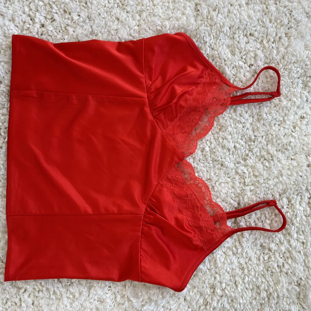 Gulligt rött linne från BikBok, storlek S . Toppar.