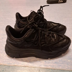 Svarta skor Bherska  - Svarta sneakers från Bherska. Dom är använda endast en gång inomhus så är i väldigt gott skick säljer då dom var för stora för mig.
