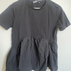 Zara topp - Topp från zara med volang detalj, aldrig använd