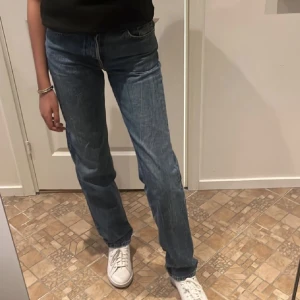 Blå jeans - Midrise straight leg jeans från zara i 36. Använda några gånger. Lånade bilder pga de är försmå för mig