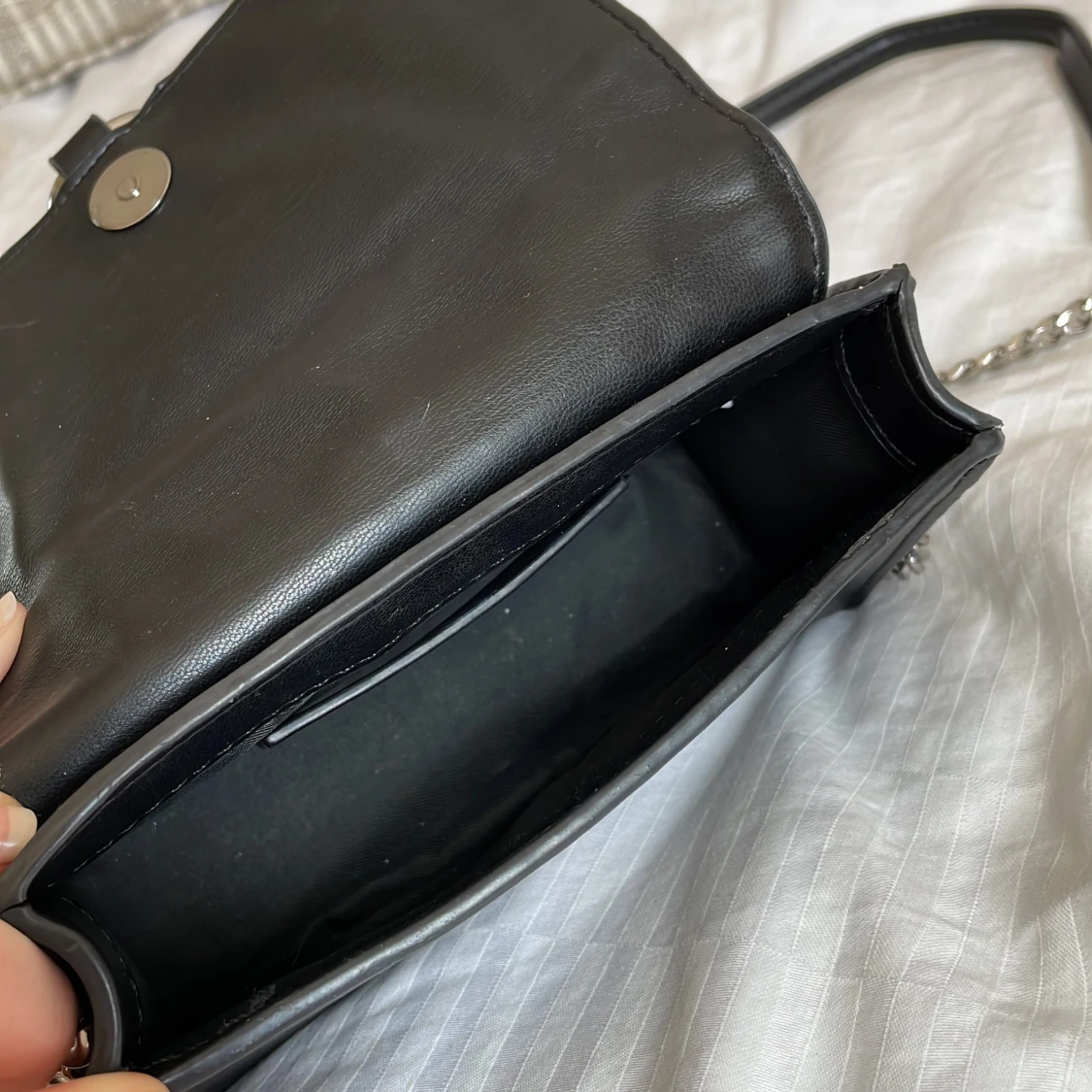 Svart väska med nitar - 91