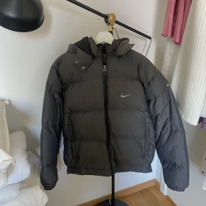 Nike vintage jacka  - Säljer denna vintage Nike jacka, svår att få tag på 😍 skulle säga att jackan är lite liten i storleken så passar M också och sitter oversized på S. Har vanliga tecken på användning 