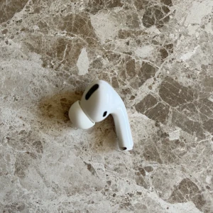 AirPods Pro - Säljer EN (den högra) Apple AirPods Pro! Fungerar som den ska, i bra skick🫶🏼 Hör av dig vid intresse eller om du har några frågor☺️