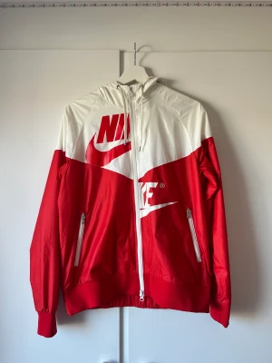Nike jacka - Nike vindjacka storlek M, köpt i usa. Använd fåtal gånger