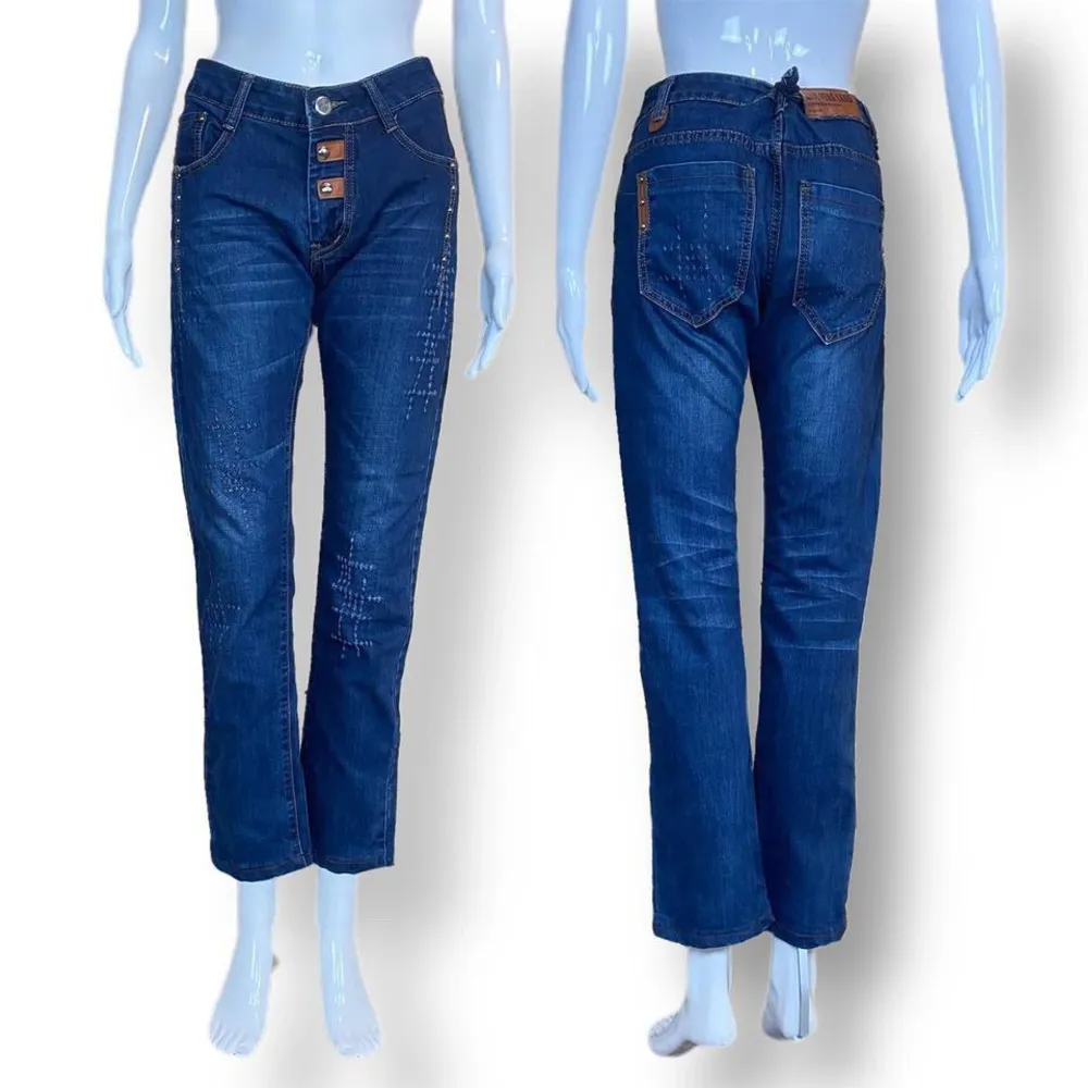 Coola Y2K jeans från Zhui Feng Lang Märkt som storlek 31 Mjukt tyg, inte för styvt ⚠️ Förstor för skyltdocka! Ett snöre är fäst för att hålla jeansen uppe. De ska sluta precis under naveln! ⚠️Mått liggande: Midjebredd 38 cm, Höftbredd 48cm & Grendjup 24 cm. Jeans & Byxor.