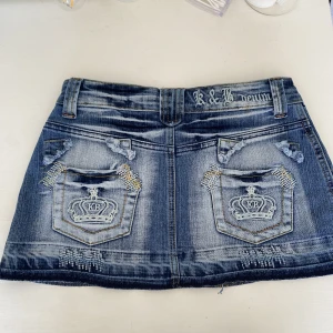 Lågmidjade minikjol - Säljer denna sjukt snygga mini skirt från märket Kelly Bell. Super fint skick och är ungefär 25 cm lång, midjemått: ca 70. Kontakta vid fler frågor eller bilder!💗