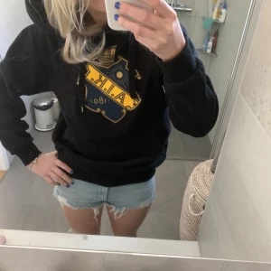 Jeansshorts  - Så snygga jeansshorts från zara köpa förra sommaren. Storlek 34 och använda Max 2-3 gånger, så i jättefint skick!💕🙌🏽❤️‍🔥