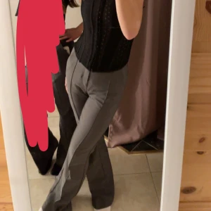 Gråa kostymbyxor  - Säljer dessa snygga kostymbyxor🙌🏼Lite noppriga på ena benet men inget som syns! Går lite under navlen på mig som är 167