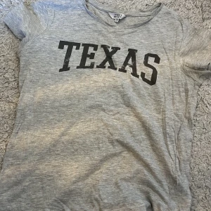 T-shirt - Ljusgrå t-shirt, använd fåtal gånger och i fint skick💕