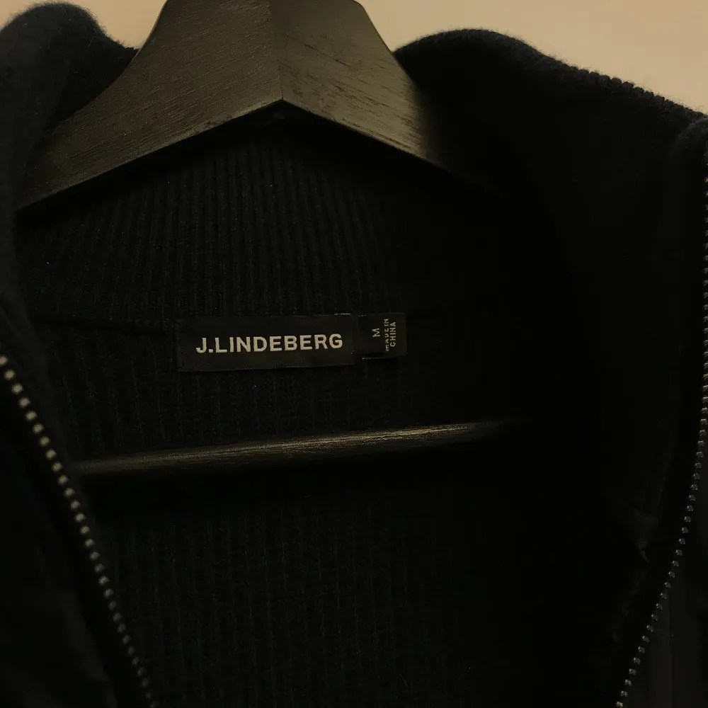 J.Lindeberg cardigan. Köptes för 3200kr i julas och har använts fåtal gånger. Skick: 9/10 . Jackor.