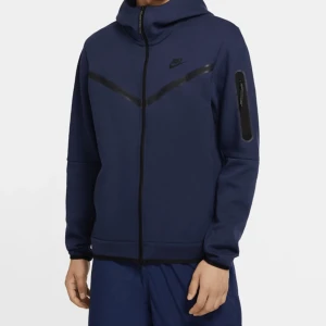 Nike - Säljer hela mörkblå nike tech fleece för 800kr, både byxa och kofta, inga defekter alls, använd Max 5 gånger, den är i storlek S. Kommer ej till användning❤️❤️nypris 2300kr