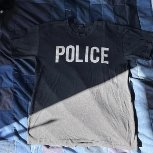 Vintage T-shirt  - Vintage tröja gjord i USA. Sista bilden ser man skiktet på trycket. Dm vid frågor