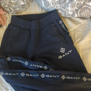 byxor  - säljer dessa gant byxor, bra skick men bokstäverna är lite förstörda. EJ KÖP NU 