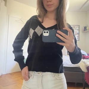 Tunn stickad tröja - Säljer min svart-mönstrade långärmade tröja som passar perfekt till både skola och jobb🌟 Mått: Längd (hals till botten) - 59 cm Bredd - 49 cm Armlängd - 62 cm