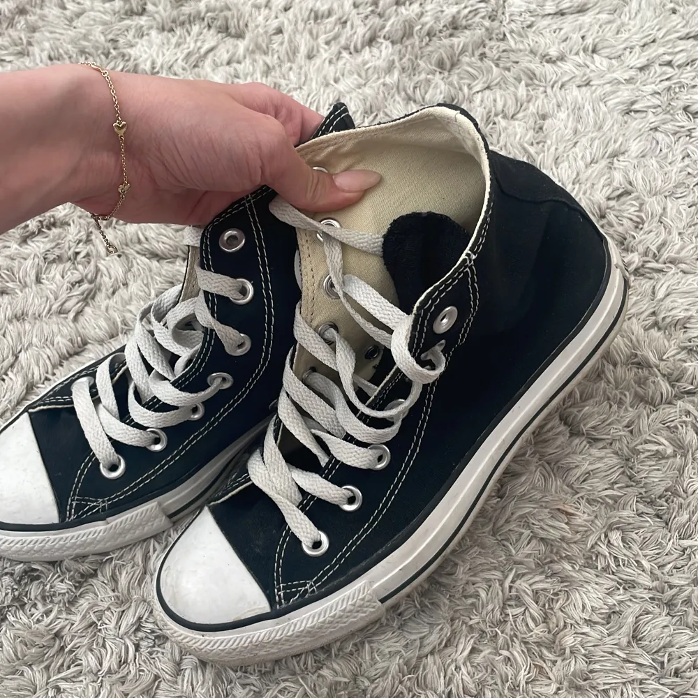 Säljer dessa svarta converse i fint skick! 💗kan frakta eller mötas upp i Göteborg. . Skor.