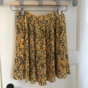 Somrig gul kjol - En snygg plisserad kjol från Samsoe, en härlig kjol som blivit för liten för mig. 