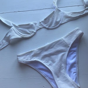 OANVÄND BIKINI🌸 - Helt och hållet oanvänd bikini från Nelly i storlek 70 A på överdel och XS/S på underdel💞