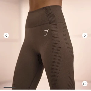 Gymshark tights - Säljer dessa jättefina gymshark tightsen, då jag har för många likande par. Använda 2-3 gånger, därav som i ett ny skick🥳 frakt tillkommer på 69kr🥰
