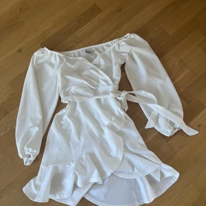 Klänning  - Jättefin klänning från NELLY använd 1 gång på konfirmation