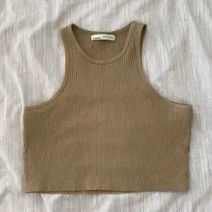 Brun tank top från Pull&Bear, säljer pga ingen användning, perfekt skick. Skriv privat för frågor eller bilder💕 Diskuterar inte pris.