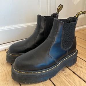 Nya Dr.Martens Chelsea Quad - Säljer dessa ursnygga Dr.Martens i modellen Chelsea Quad. Tyvärr har jag inte fått användning av dessa så jag säljer nu vidare, så i väldigt fint skick!! ❤️🫶🏼storlek 37 men skulle säga att 38/38,5 även skulle passa! Hör av er vid fler frågor 🌸