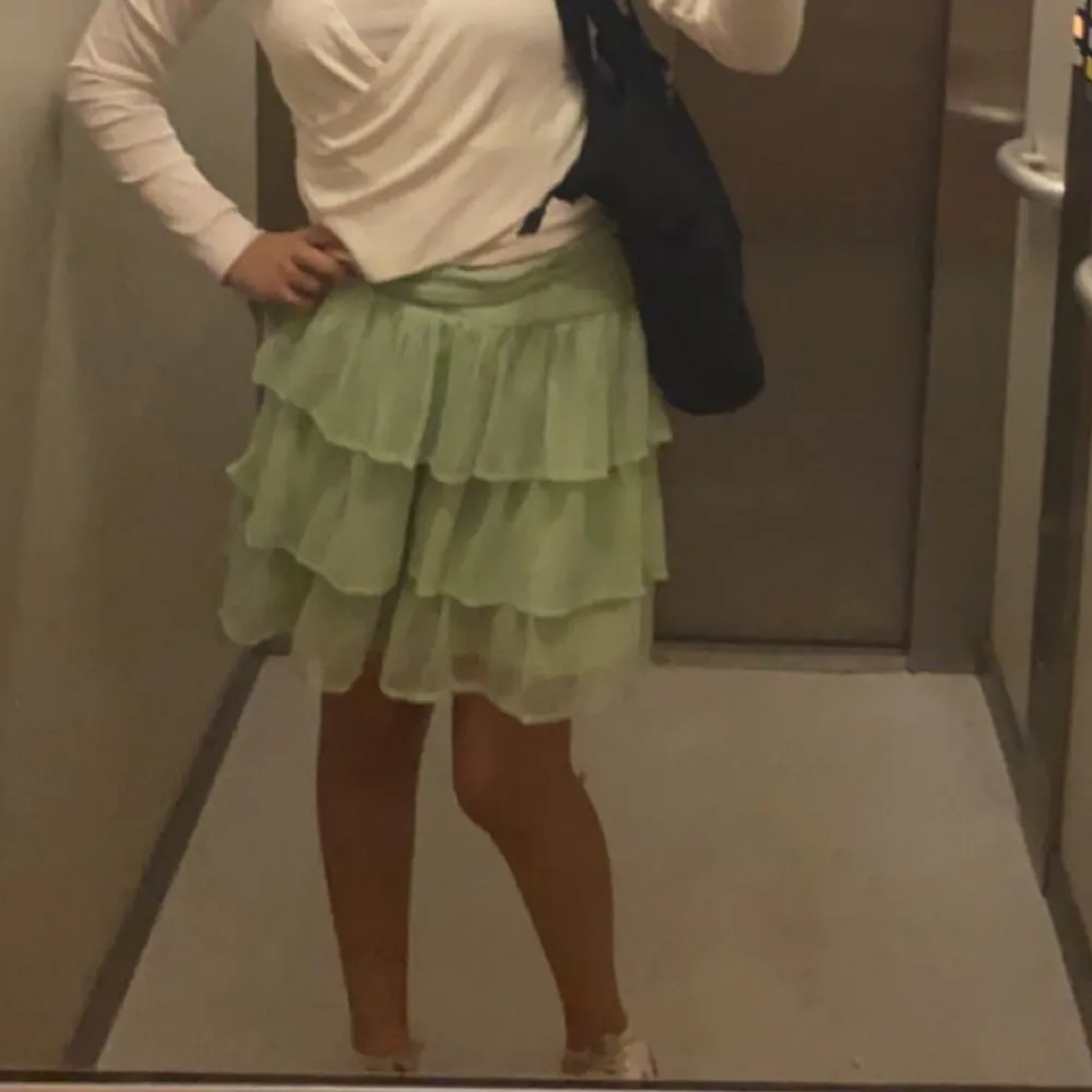 Grön fladdrig kjol från Bikbok, som är perfekt till sommaren! Bara använd två gånger då den är för stor för mig. Passar till storlek S upp till L, då den är stretchig! Kom privat för annat prisförslag<3. Kjolar.