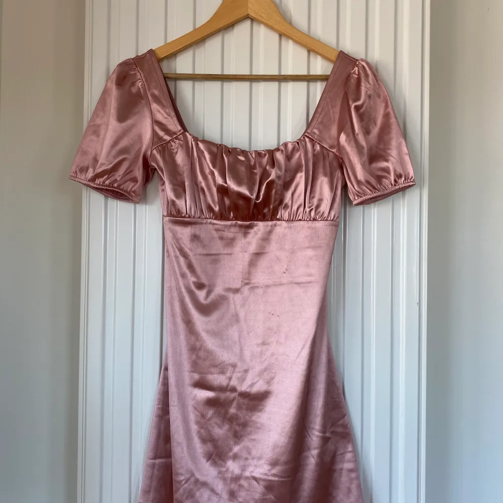 Rosa klänning med rushed bust från H&M i bra skick. Den är för kort om man är omkring 168-175 cm!. Klänningar.