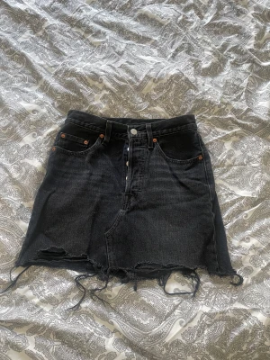 Jeanskjol - Säljer denna snygga jeanskjol som är ifrån Levis. Säljer då den ör lite för stor för mig.  Skriv om ni har frågor💓 kjolen har inga defekter☺️