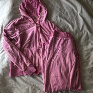 Velourset - Velourset från Cubus  120kr Byxorna storlek L, tröjan storlek M