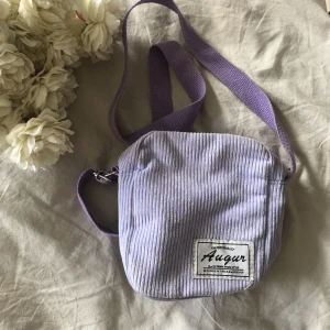 Väska  - Söt väska! Liten men man får plats med allt man behöver. 30kr